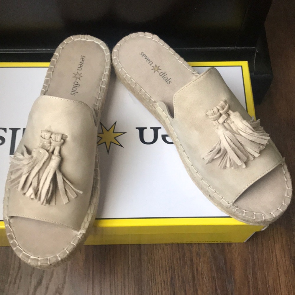 Tan NIB women’s Tan smooth sueded slide